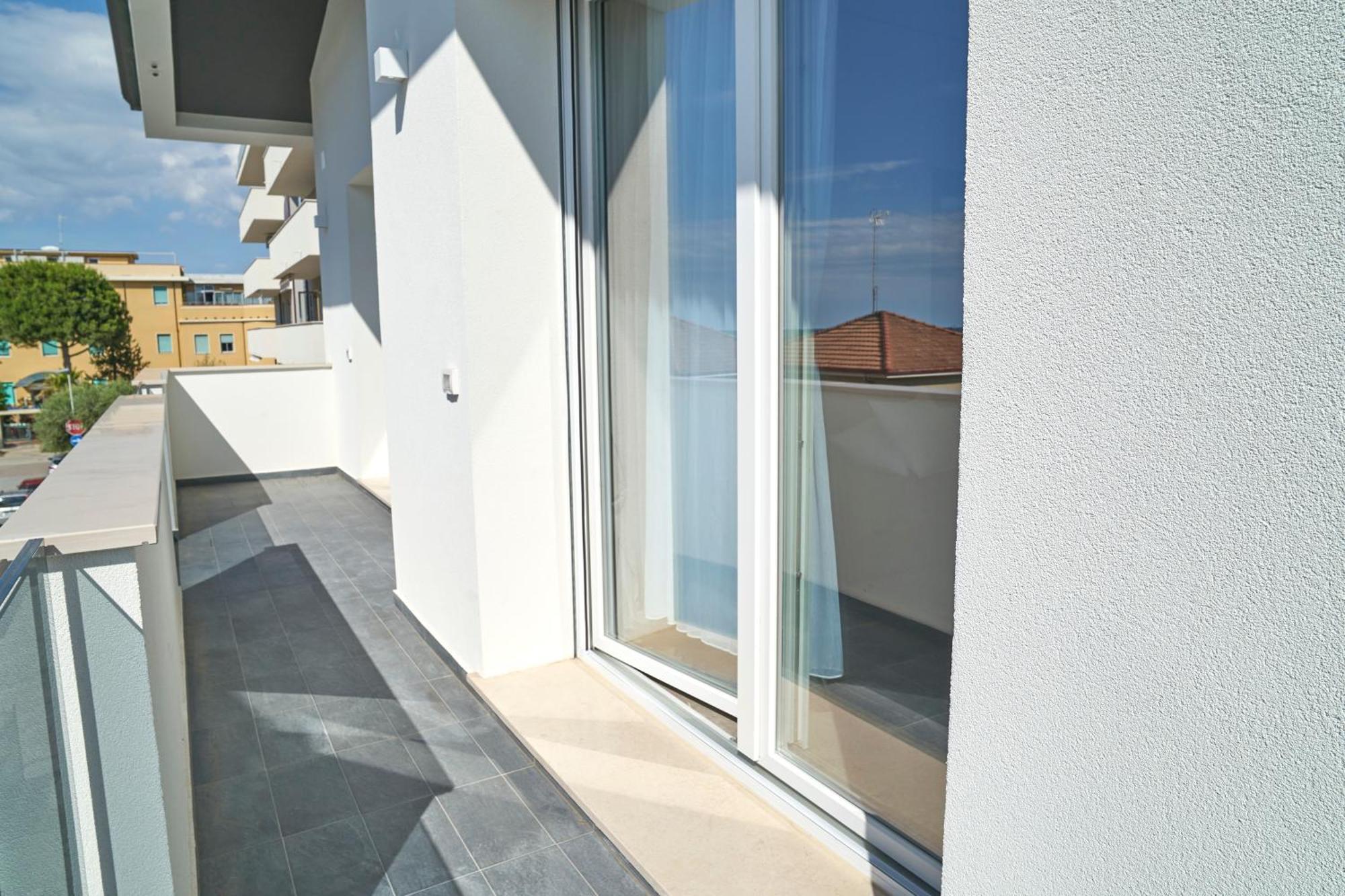 Villa Borghesi Suites Fronte Mare Rimini Exterior photo