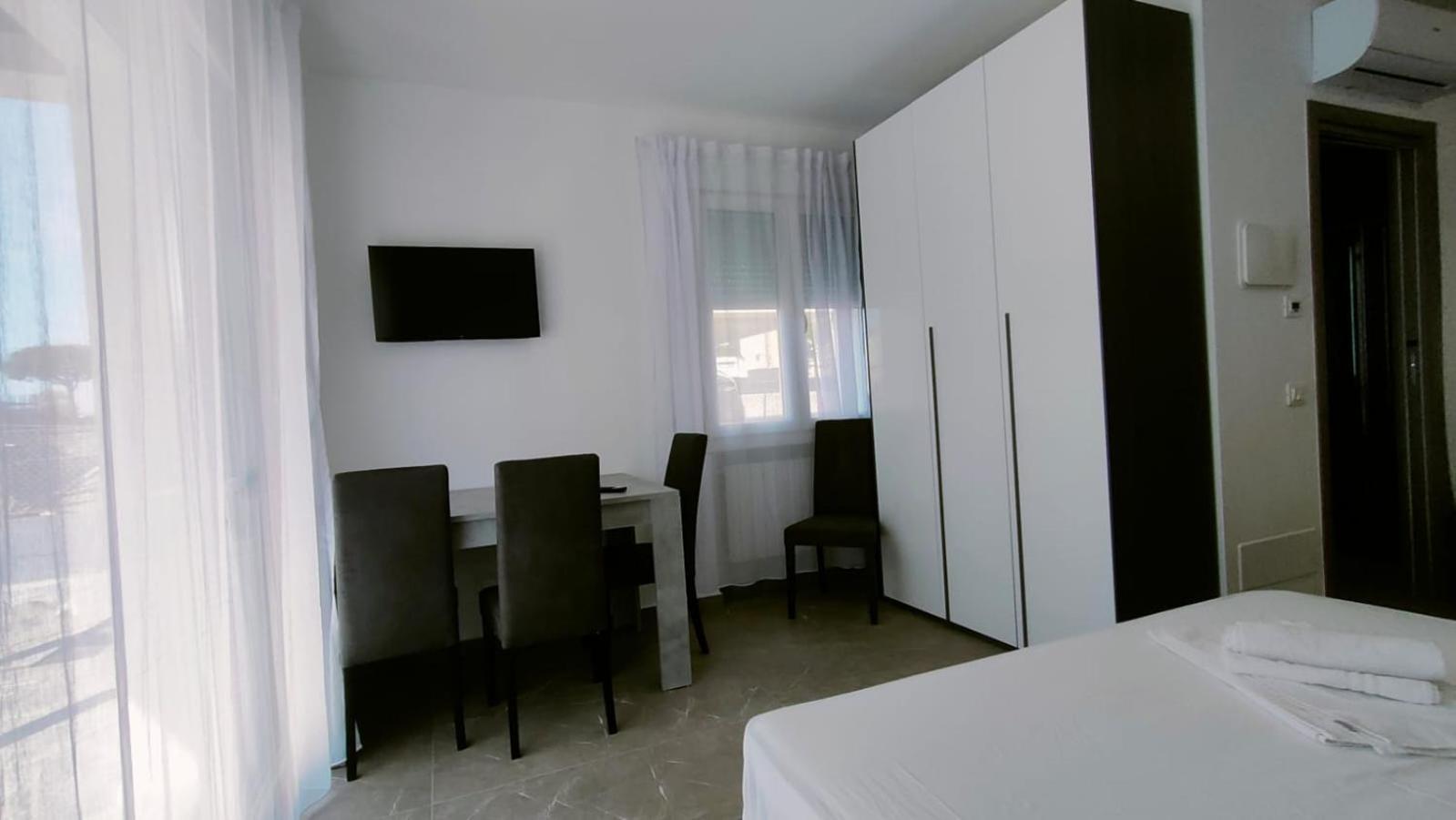 Villa Borghesi Suites Fronte Mare Rimini Exterior photo